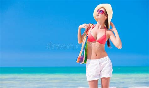 La Mujer En Bikini Y Las Gafas De Sol Con La Playa Empaquetan Imagen De