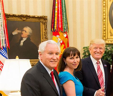 9 Funny Alternative Versions Of The Paintings In Trump's Press Photos ...