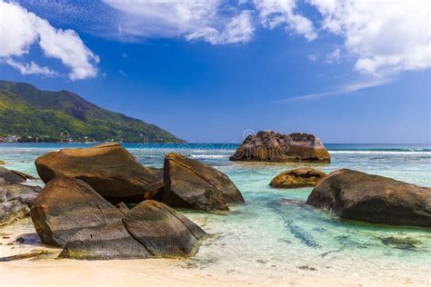 El Paisaje De La Playa De Beau Vallon En Las Seychelles Soleadas Vista