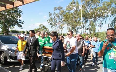 Corpo do jogador alagoano Arthur Maia é velado no cemitério Parque das