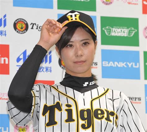 阪神タイガースwomen入団会見 “美人すぎる外野手”高塚が女子野球普及へ熱い思い 阪神タイガース デイリースポーツ Online