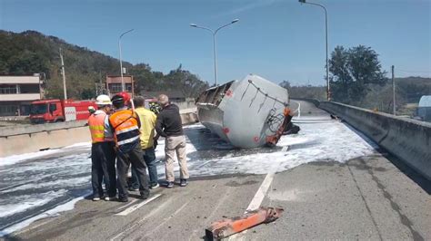 快訊台61線油罐車翻覆爆炸！甲醇外洩起火 道路全線中斷 中天新聞網