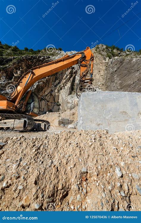 Escavatore Con Il Martello Pneumatico Il Marmo Estrae L Italia