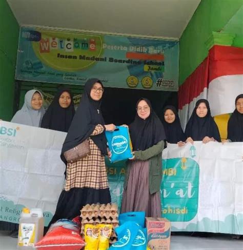 Santriwati Lembaga Amil Zakat Insan Madani Jambi Diberikan Sembako Oleh