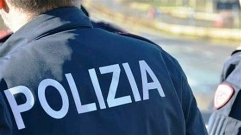 Rapina Nel Napoletano Coppia Di Malviventi Aggredisce Poliziotto Fuori