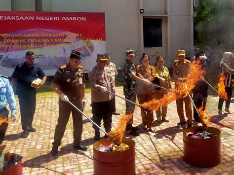 Kejari Ambon Musnahkan Ribuan Barang Bukti Tindak Pidana