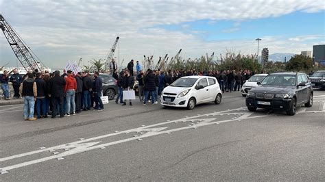 بالصور والفيديو وقفة احتجاجية أمام مرفأ بيروت