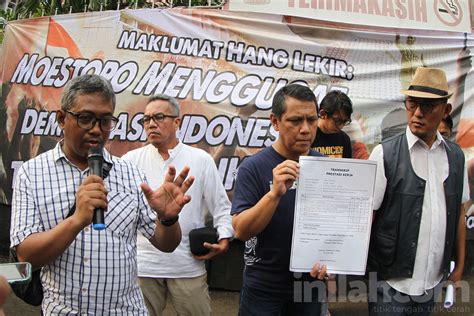 Foto Alumni Universitas Moestopo Beri Rapor Merah Ke Presiden Jokowi