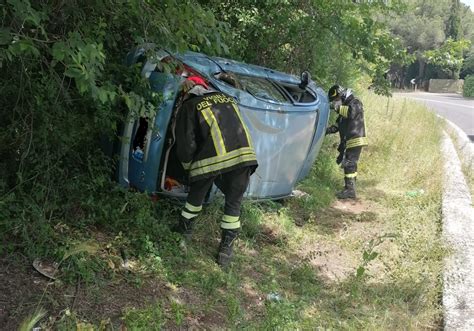 Velletri Giovane Si Ribalta Con La Propria Auto E Finisce Fuori Strada