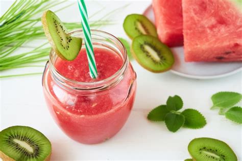 Smoothie Au Melon D Eau Fra Che Avec Kiwi Et Menthe Sur Un Tableau