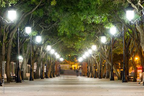 Paseo De La Princesa In Old San Juan Puerto Rico At Dusk Foto De