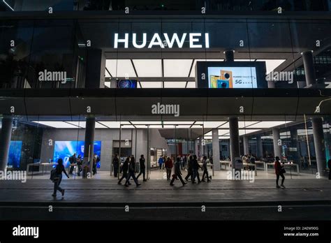 Large Huawei Store Hi Res Stock Photography And Images Alamy