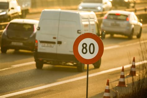 Znaki na środku autostrady Sąd nie przyznał racji kierowcy i surowo go