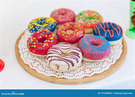 Het Beeld Van Geassorteerd Donuts In Een Doos Met Berijpte Chocolade