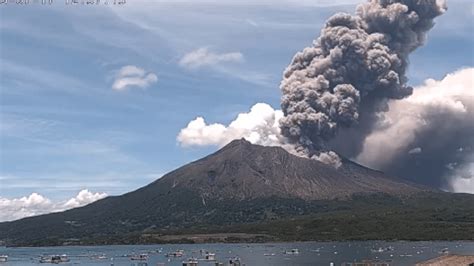 Vulcão tem erupção dupla e libera coluna de fumaça preta no Japão