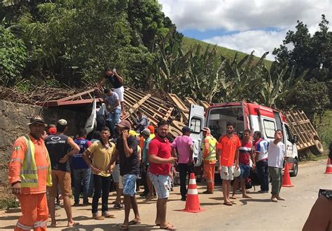 Treminhão bate em muro de arrimo e motorista fica preso às ferragens na