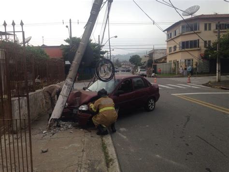 G Carro Atinge Poste Ap S Colidir Outro Ve Culo Em Volta Redonda