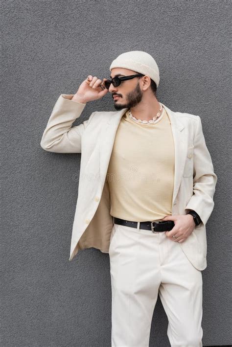 Joven Gay Con Traje Elegante Foto De Archivo Imagen De Sunglasses Elegante