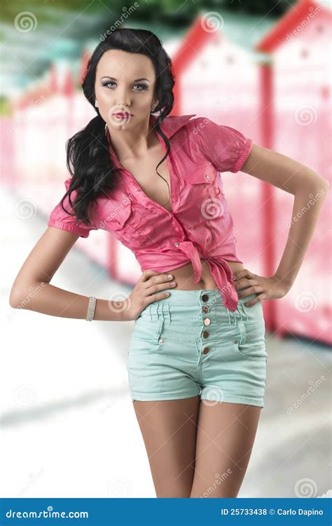 Joli Brunette Avec Des Circuits Avec Des Mains Sur Les Gratte Culs Photo Stock Image Du