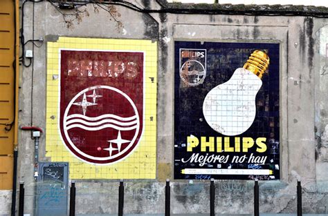 Los paneles cerámicos Philips en estado de abandono DissenyCV