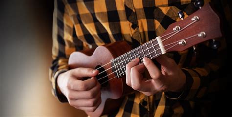 Is the Ukulele better than Guitar for beginners? - Sound Songwriting