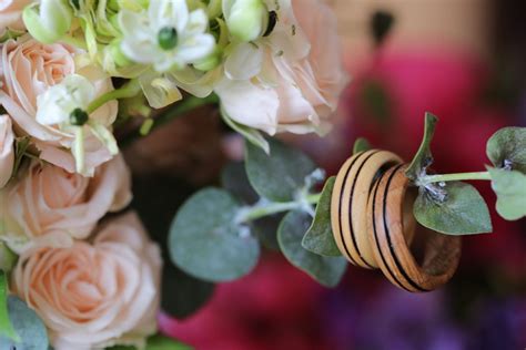 Imagen gratis madera anillo de bodas hecho a mano flores romántica