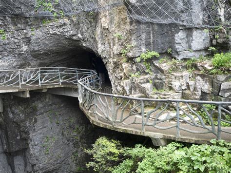 Montanha De Tianmen Conhecida Como A Porta Do S Do C U Cercada Pela