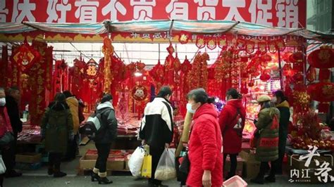 网络中国节·春节丨年味儿浓！对联、灯笼、挂件内江新春饰品走俏市民年货元素