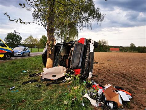 Uciekając policji wjechał w drzewo 26 letni kierowca jest w stanie