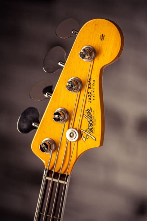 Fender American Vintage Ii 1966 Jazz Bass® Rosewood Fingerboard 3 Color Sunburst Ssn V2204585