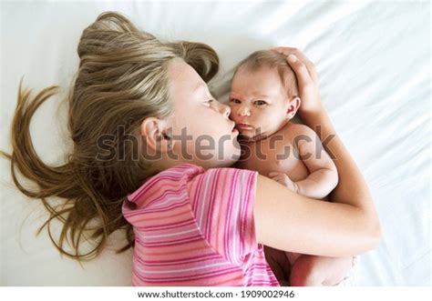 Im Genes Fotos De Stock Objetos En D Y Vectores Sobre Year Old Girl Is Naked Shutterstock