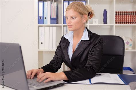 Blonde Junge Frau Im B Ro Stock Photo Adobe Stock