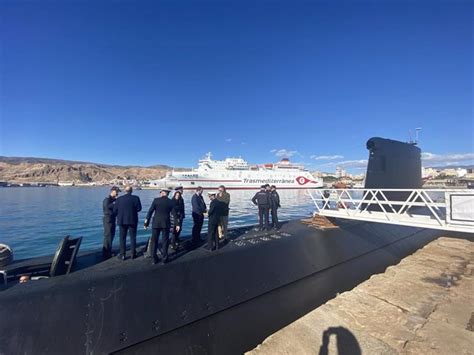 El submarino Galerna de la Armada atraca en el Puerto de Almería y se