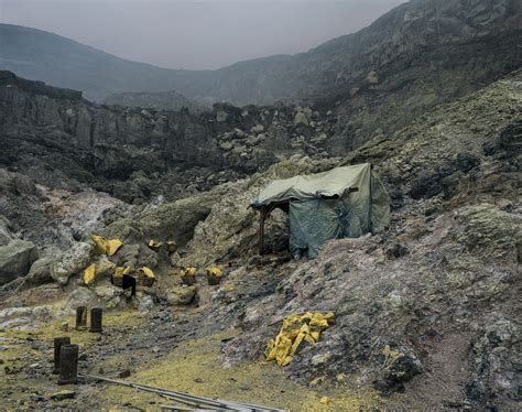 Dangerous work. Sulfur mining in a volcano Ijen. :: Behance