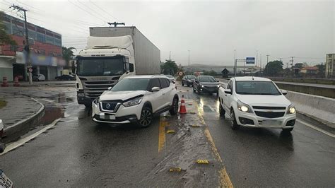 Carro E Caminh O Se Envolvem Em Acidente Em Marginal Da Via Dutra Em