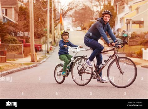 Familie Fahrrad Porträt mit kleinen glücklich Junge Fahrt auf einem