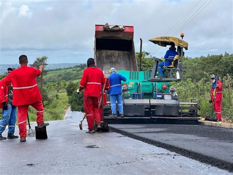 Aplicação da segunda camada da pavimentação asfáltica da rodovia que