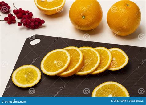 Rebanar Una Naranja En Una Tabla De Corte Dos Naranjas Enteras Foto De