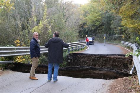 Paura In Toscana Crolla Un Ponte Poteva Essere Una Tragedia