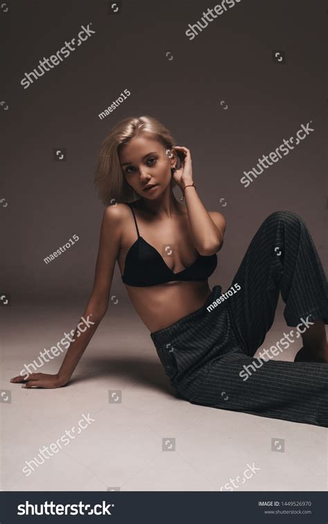 Sexy Blonde Girl Glamour Hairstyle Posing Foto De Stock 1449526970 Shutterstock