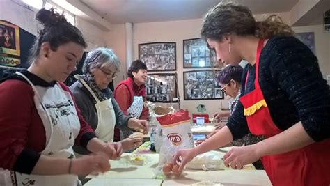 Cori Mani In Pasta Laboratorio Di Cucina Per Gli Alunni Della