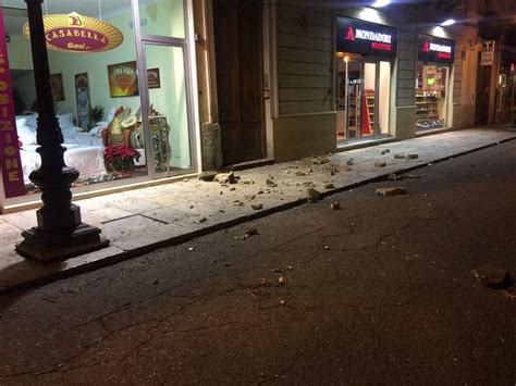 Reggio Tragedia Sfiorata Sul Corso Garibaldi Crolla Grosso Cornicione