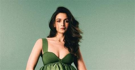 Alia Bhatt हिरव्या रंगाच्या गाऊनमध्ये आलिया भट्टचा जबरदस्त लूक