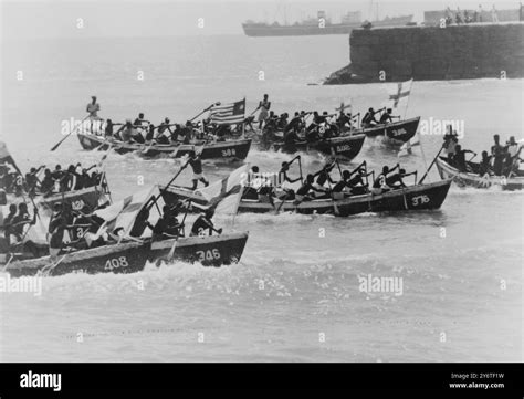 People Natives In Their Boats To Honour Queen Elizabeth Ii Visit To