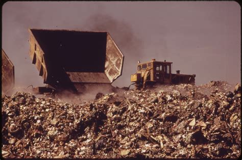 AT_STATEN_ISLAND_LANDFILL._GARBAGE_BROUGHT_BY_BARGE_FROM_MANHATTAN_IS