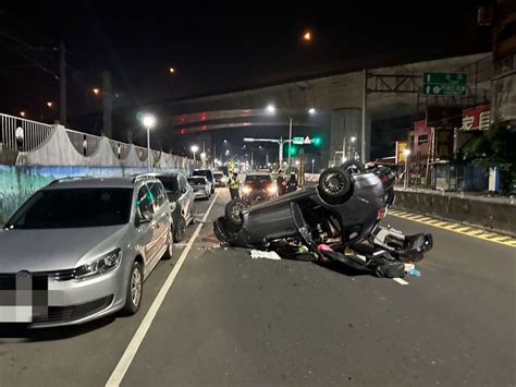 汐止休旅車擦撞路邊車輛翻覆 騎士見義勇為破窗救人