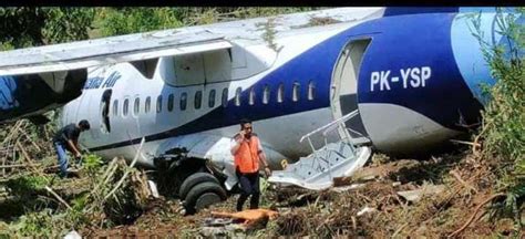 Avião Fica Danificado Após Escapar Da Pista Em Tentativa De Decolagem Na Indonésia