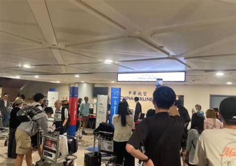 行李等3小時氣炸！旅客聚集飆罵「華航地勤下跪」 官方回應了