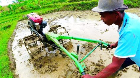 Traktor Sawah Traktor Dongfeng Bajak Sawah The Dongfeng Tractor Plows