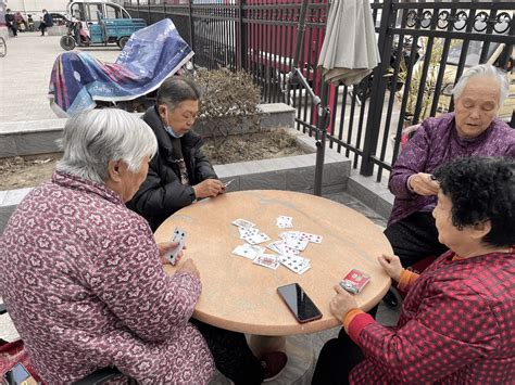 奶奶住进孙子开的养老院：拍搞笑视频成网红 也曾常哭想回家金林老人安凤